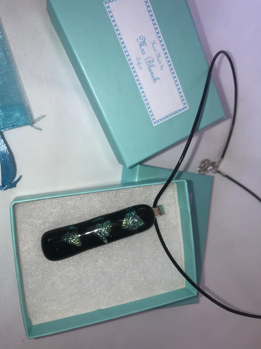 Black long pendant with green dichroic decoration P006