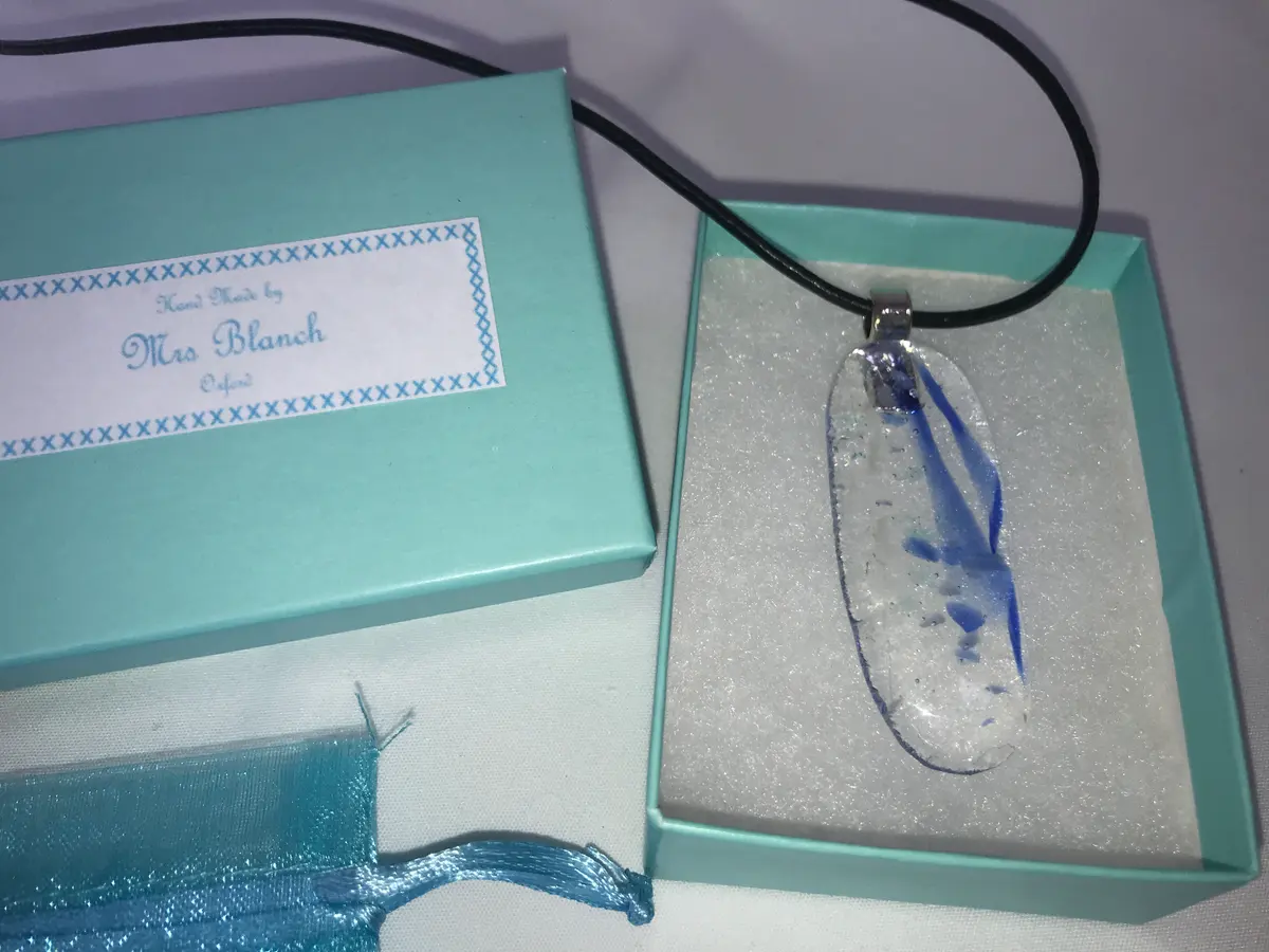 Long blue decoration on clear P020