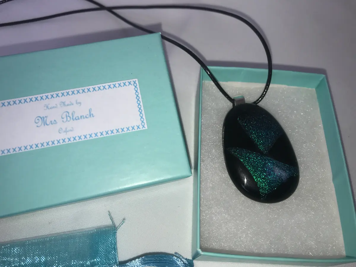 Turquoise/green sparkles on black P021