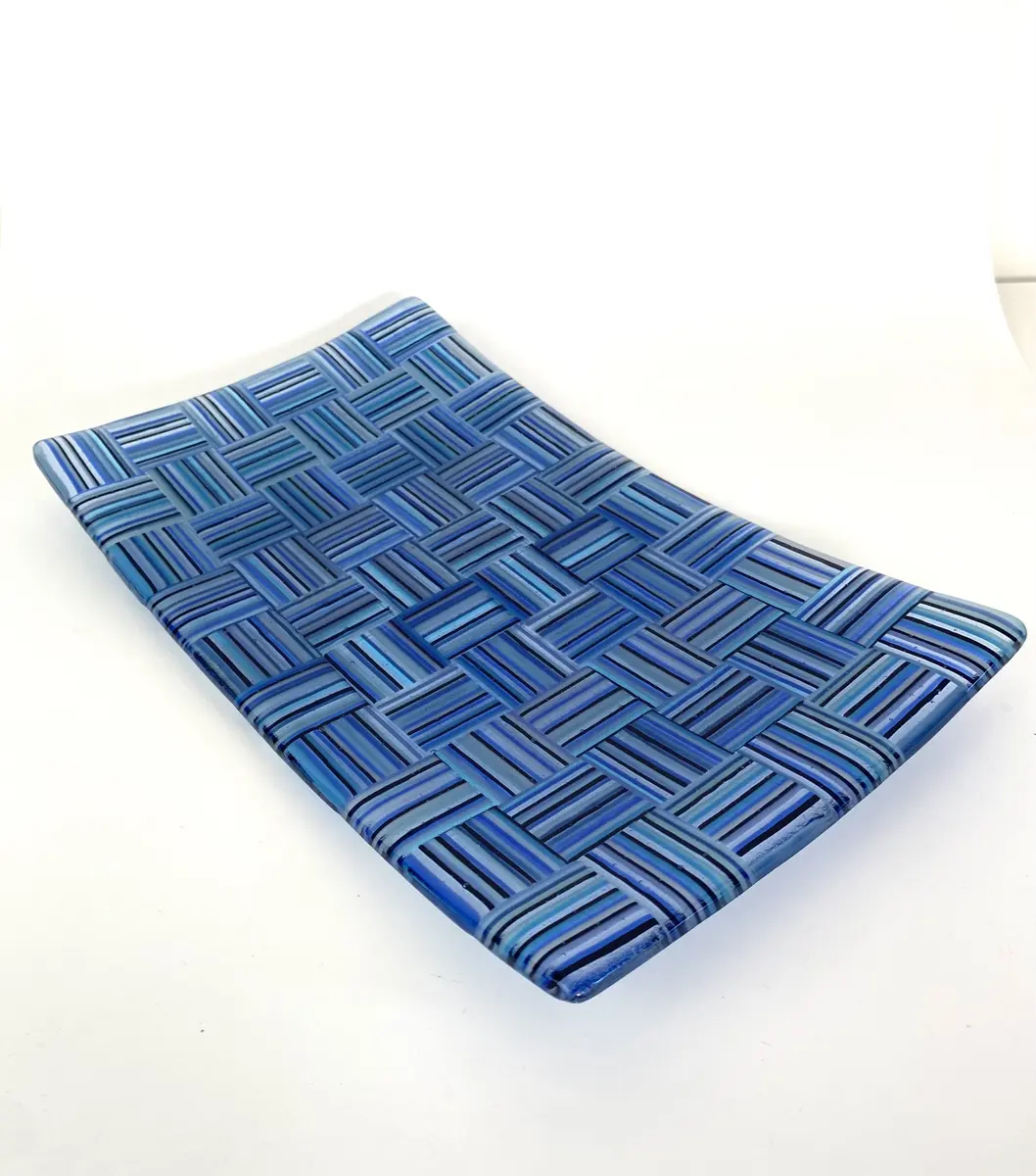 Oblong basket weave dish in blues approx 25cm x 15 cm x 2cm ��100.00.